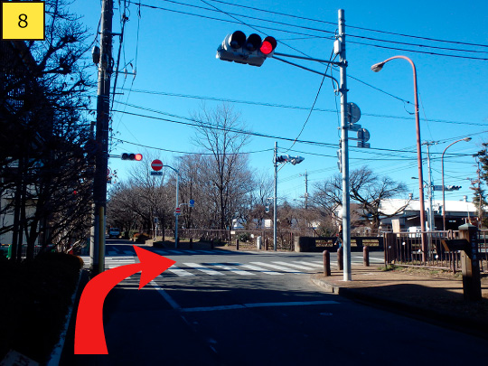 ⑧When you arrive at the intersection, go across the pedestrian crossing to right-hand direction.