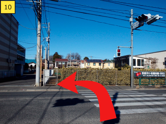 ⑩You can see the pedestrian crossing after having crossed the bridge. Go across it and turn left.