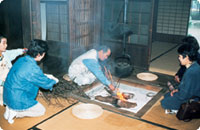 茅葺き民家での燻煙