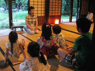 茅葺民家の綱島家で昔語り