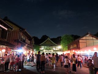 幻想的な夜の下町中通り