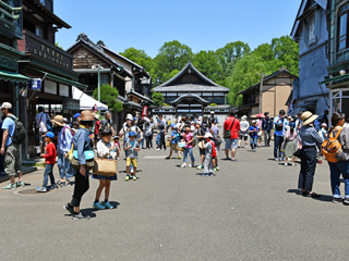 賑わう下町商店街