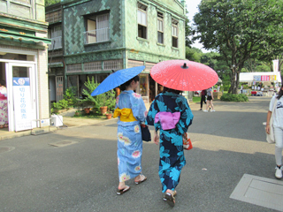 たてもの園には和傘がよく似合う